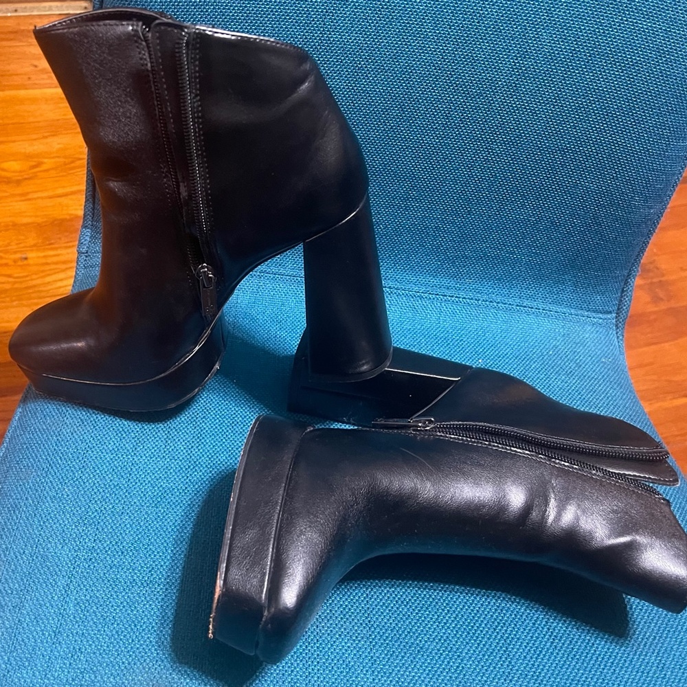Women's slightly worn Jessica Simpson booties
